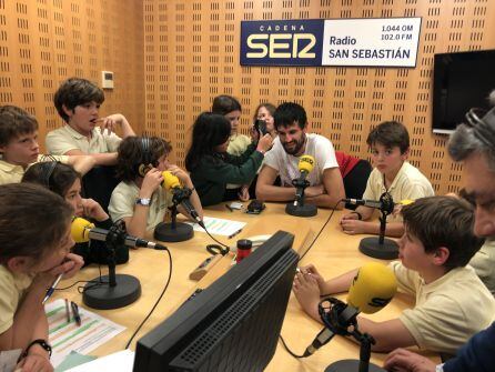 Momento de la entrevista de Asier de la Iglesia con los niños de San Patricio