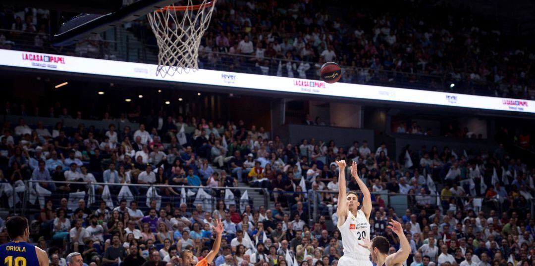 Jaycee Carroll lanza a canasta durante el partido