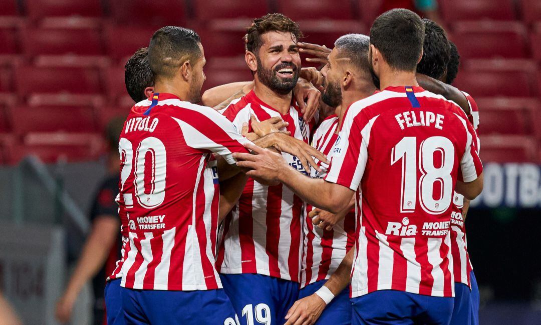 Los jugadores del Atlético celebran un gol al Betis.