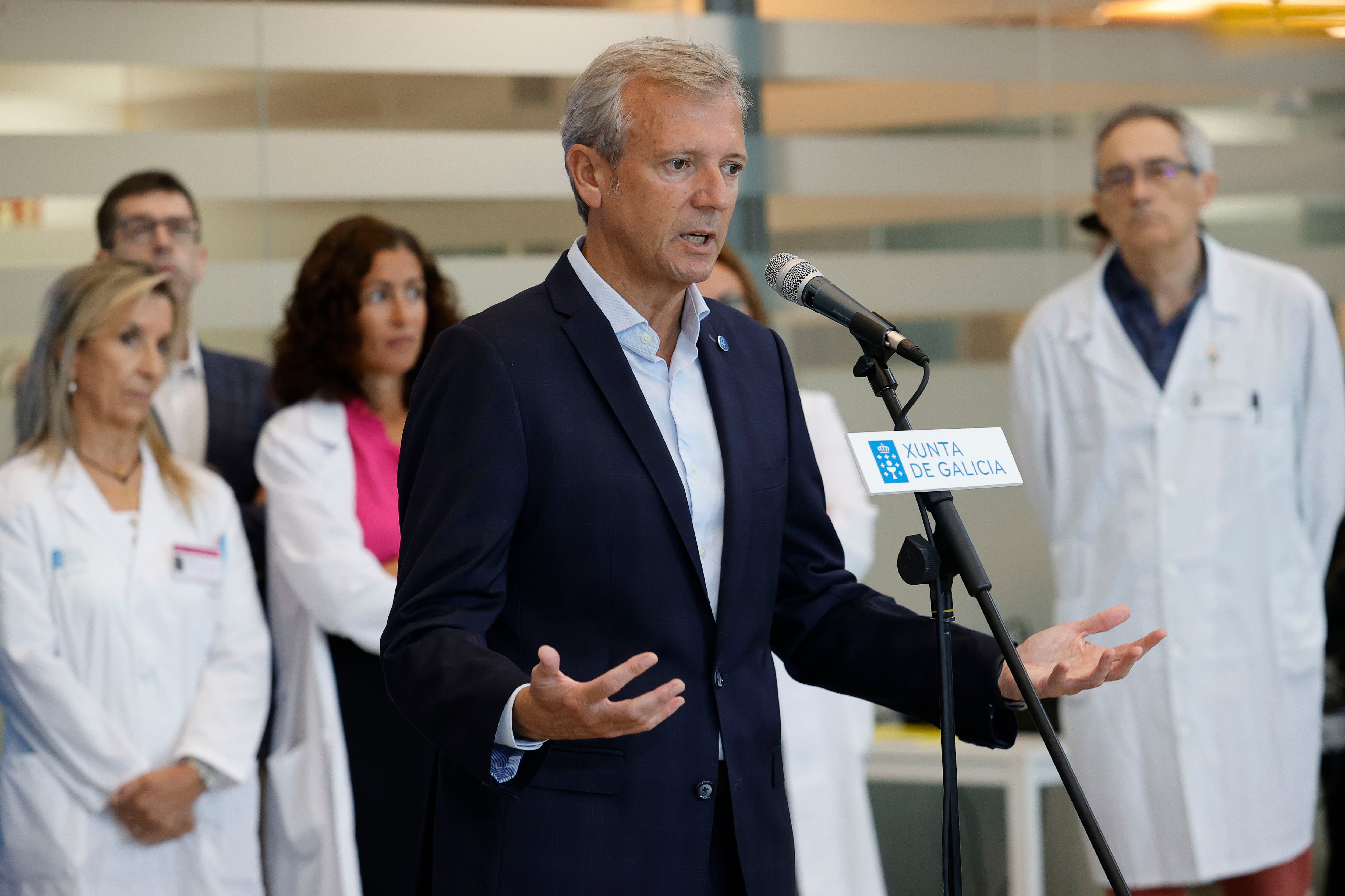 El presidente de la Xunta, Alfonso Rueda, participa en la presentación del programa piloto de prevención del cáncer de próstata en el hospital Arquitecto Marcide de Ferrol este jueves. EFE/ Kiko Delgado.