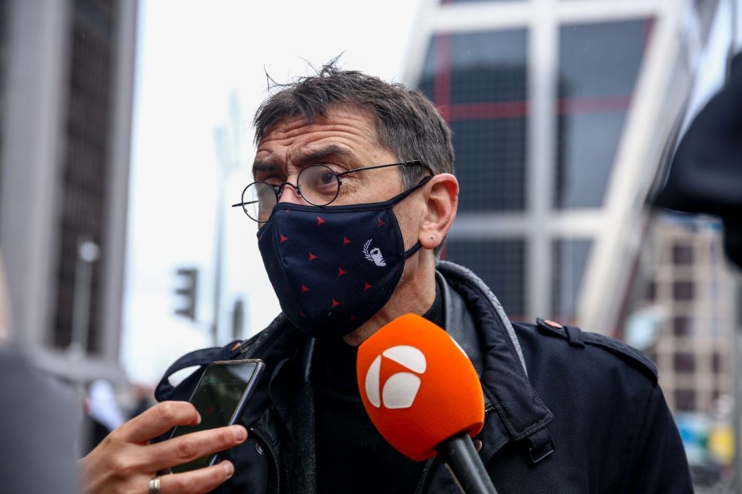 El cofundador de Podemos, Juan Carlos Monedero, a la salida de los Juzgados de Plaza de Castilla. Monedero ha acudido a declarar por la querella que presentó Vox contra él por delitos contra el honor al vincular en un vídeo a la formación con los crímenes del nazismo. 