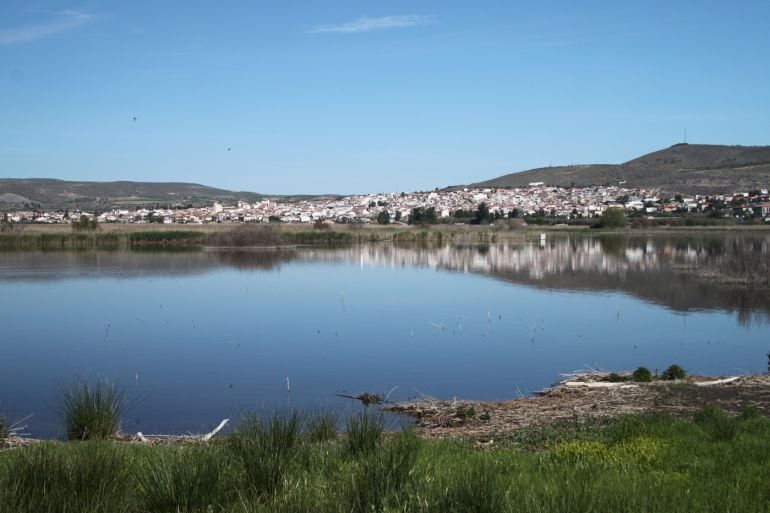 La localidad de Padul(Granada) vista desde su laguna