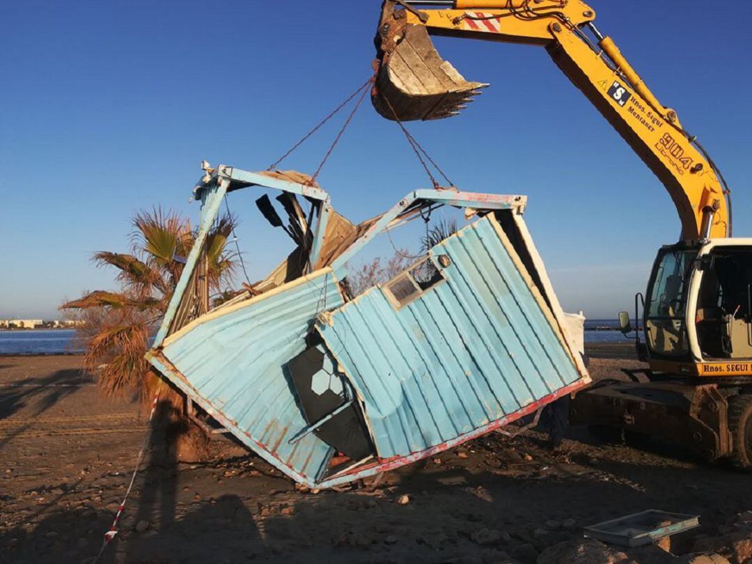 Trabajos de retirada de las casetas destrozadas.