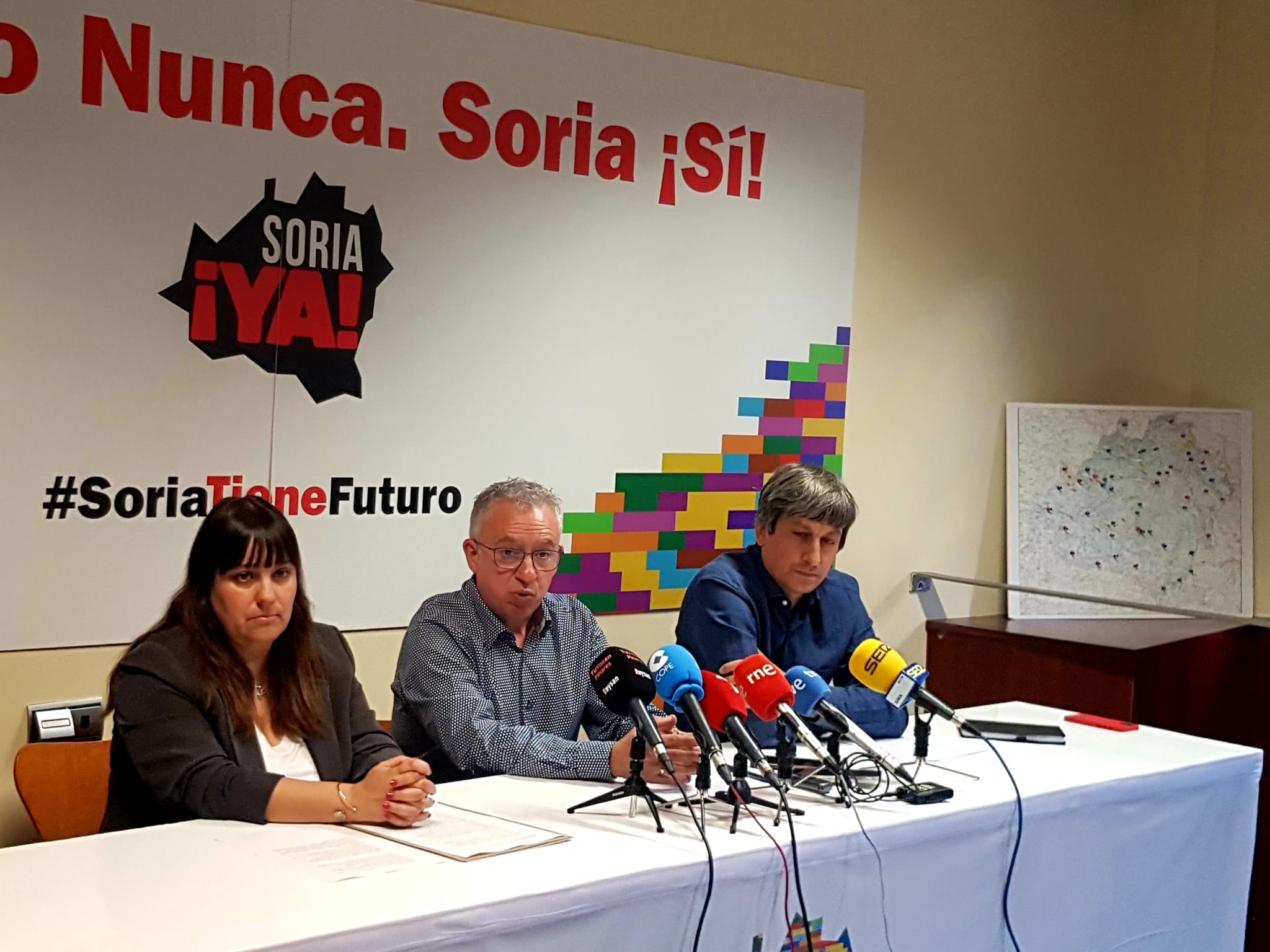 Los tres procuradores de Soria ¡YA!, en rueda de prensa.