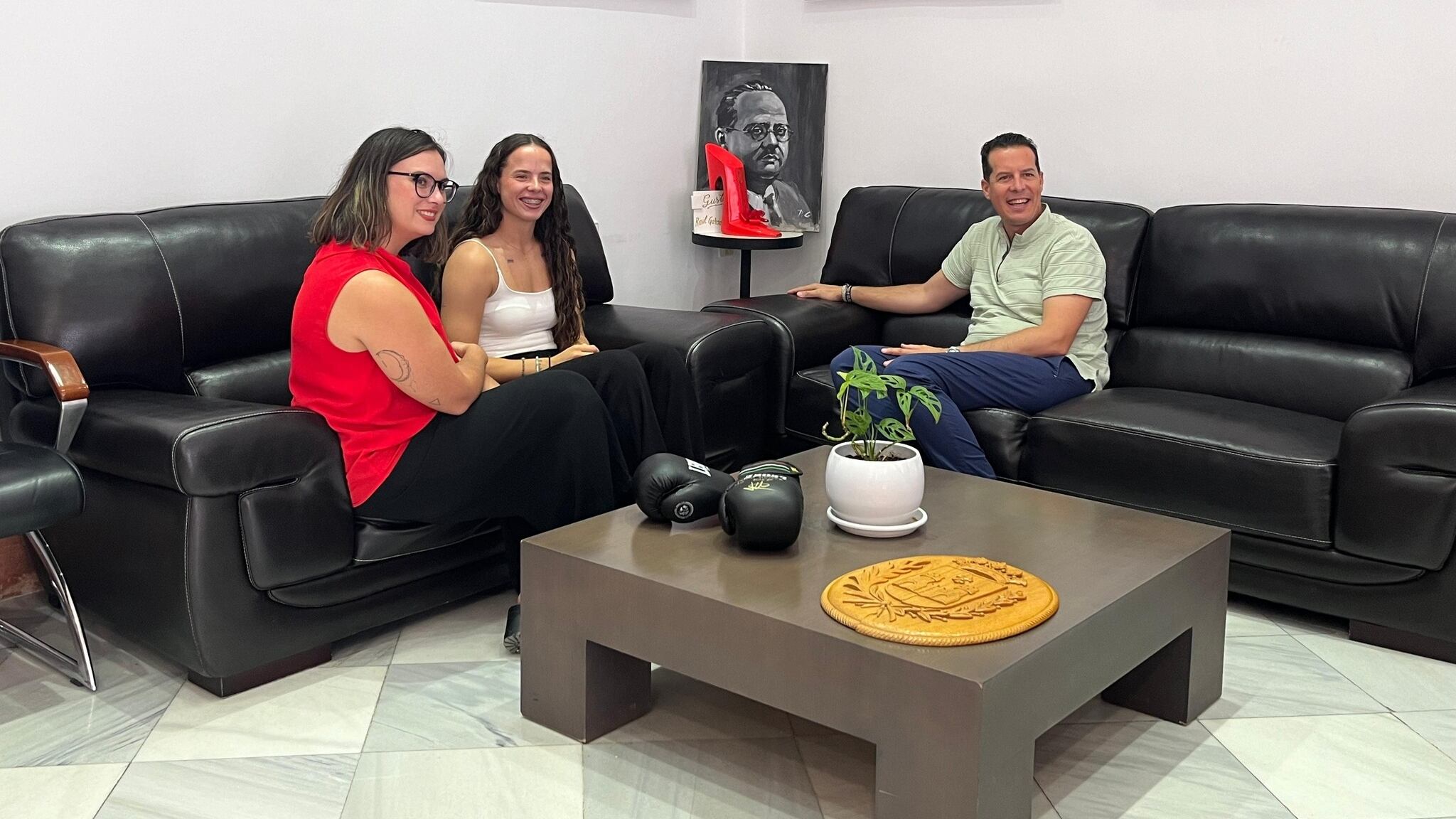 Zaira Benítez entre la edil de Deportes, María Gisbert y el alcalde de Elda, Rubén Alfaro