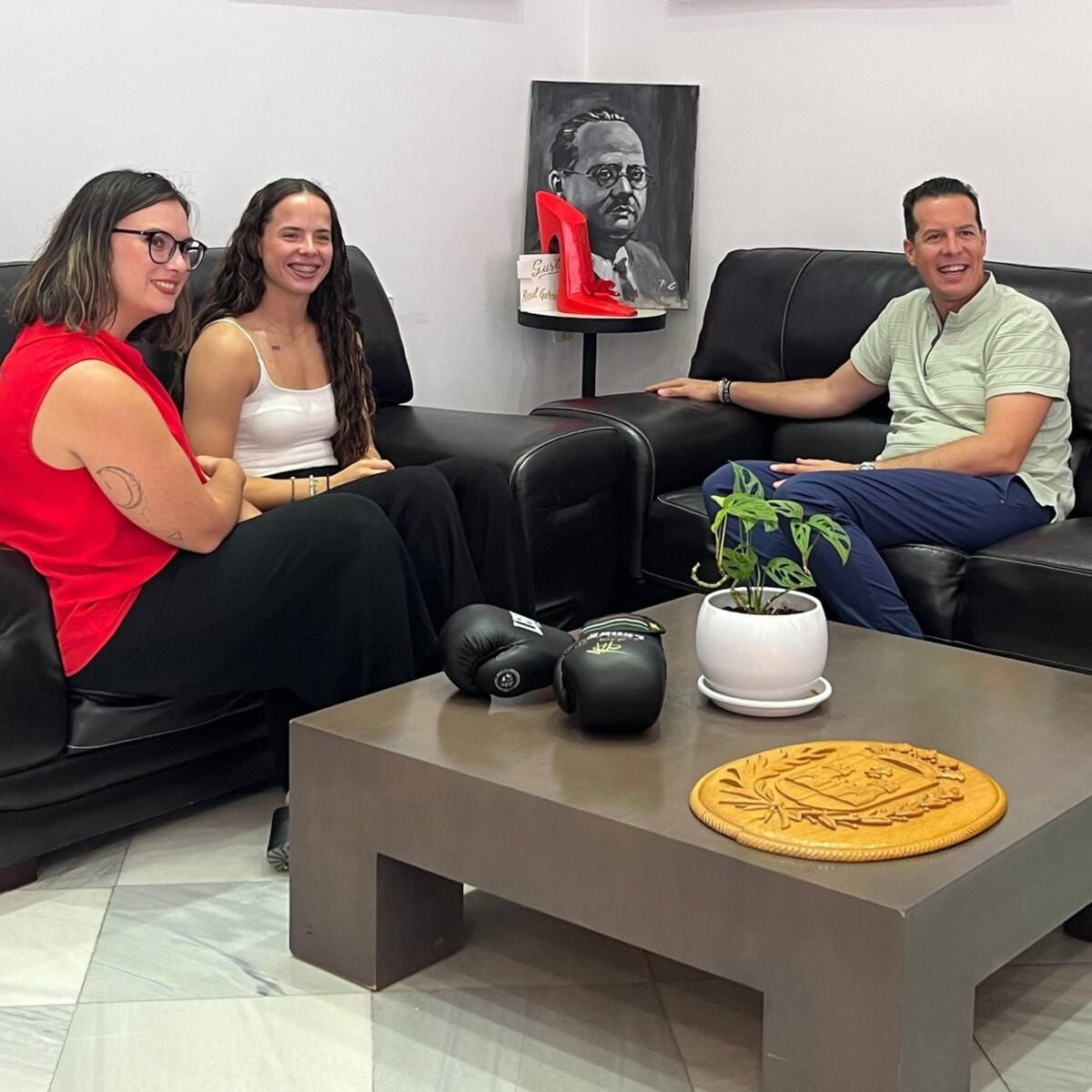 Rubén Alfaro, alcalde de Elda, recibe a la balonmanista eldense Zaira Benítez