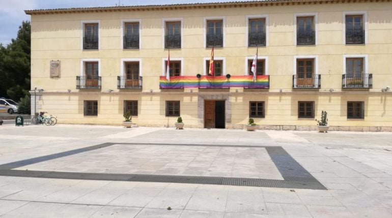 Colocación de la bandera del Orgullo LGTBI 2018