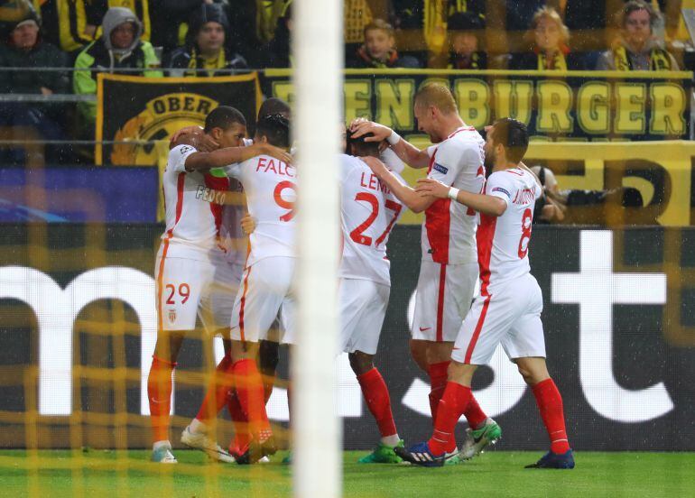 Los jugadores del Mónaco celebran un goles en el Signal Iduna Park