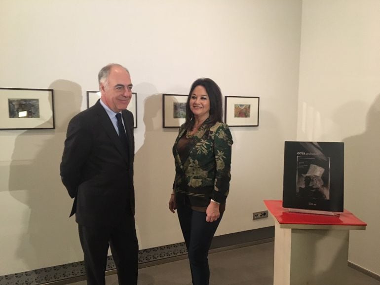 José Luis Rodrigo, director general de la Fundación Ibercaja y Magdalena Lasala, responsable del Programa de Educación y Cultura de la Obra Social de Ibercaja, en la presentación del libro