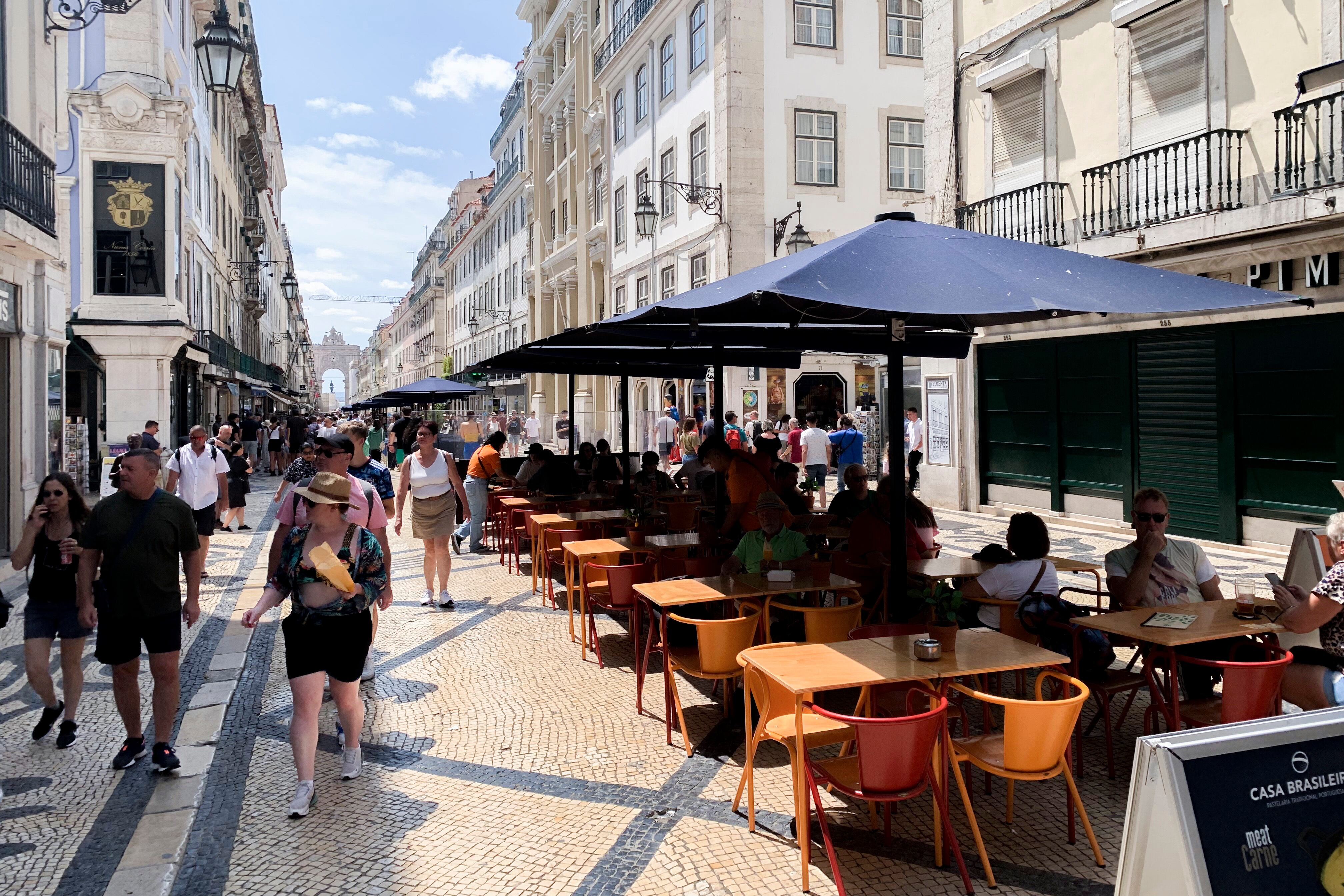 LISBOA (PORTUGAL), 25/07/2023.- Turistas comen en la terraza de un restaurante en la Baixa, en Lisboa, el pasado viernes. Menús más baratos y horarios ampliados componen la nueva oferta de los restaurantes y cafeterías para atraer al cerca de un millón de jóvenes que espera Lisboa con motivo de la Jornada Mundial de la Juventud (JMJ) este agosto. EFE/Carlota Ciudad
