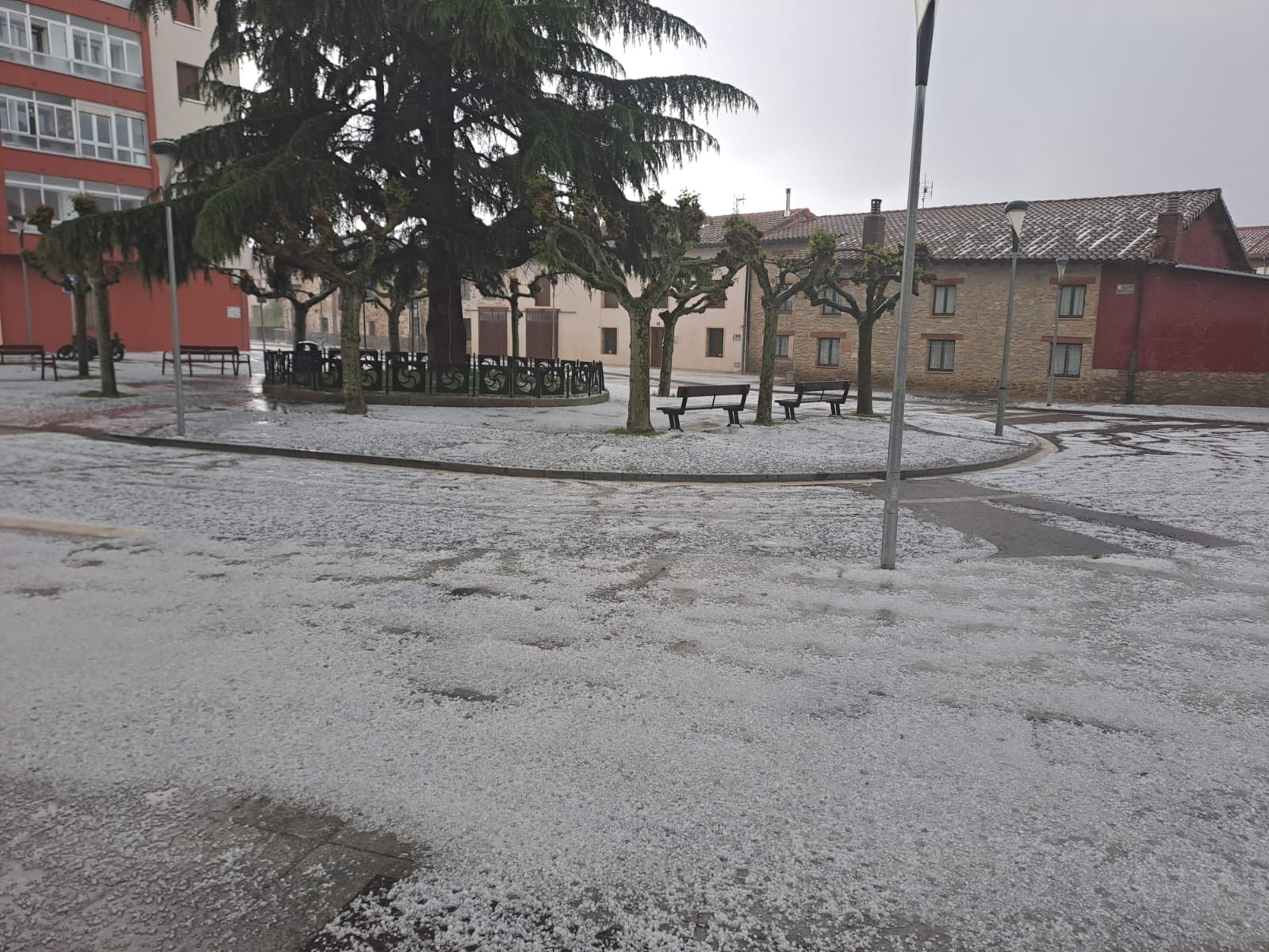 El granizo ha cubierto de blanco Alegría-Dulantzi.