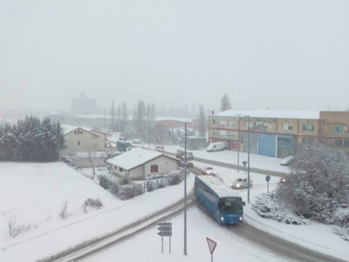 Situación de caos y bloqueo en las carreteras navarras a causa de la nieve