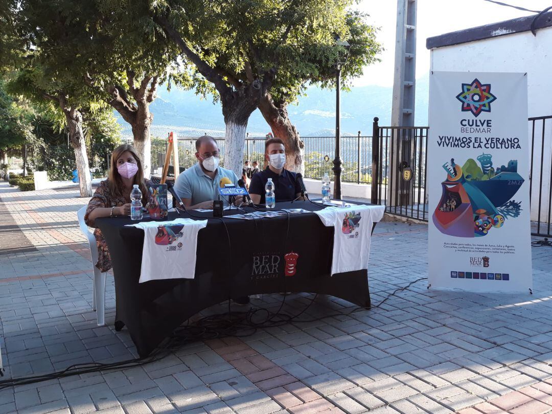 Momento de la intervención del alcalde de Bedmar, Pablo Ruiz, en el centro, acompañado de los concejañes de Festejos, Enrique Carreras, y Cultura, Trini Torres