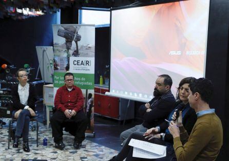 John Alexander (con camisa roja) durante la presentación de la campaña para dar a conocer la realidad de las personas perseguidas por motivos de orientación sexual e identidad de género