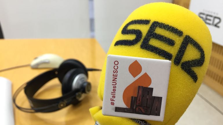 Radio Valencia cuenta en directo la noticia de la declaración de las Fallas como Patrimonio Inmaterial de la Humanidad por la UNESCO