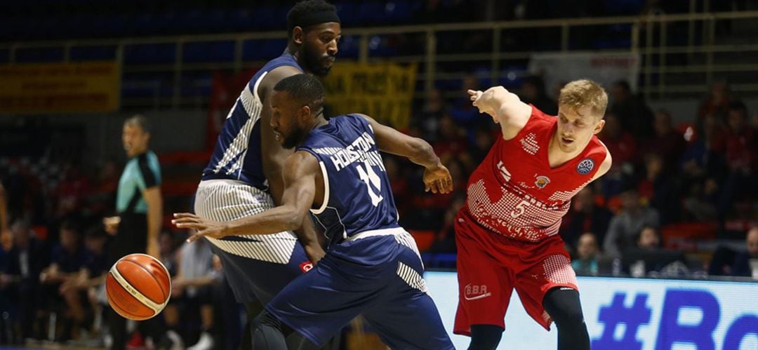 Holston, con el balón, anotó 14 puntos para los franceses en su triunfo en Fuenlabrada. El fuenlabreño Rupnik se quedó en ocho.