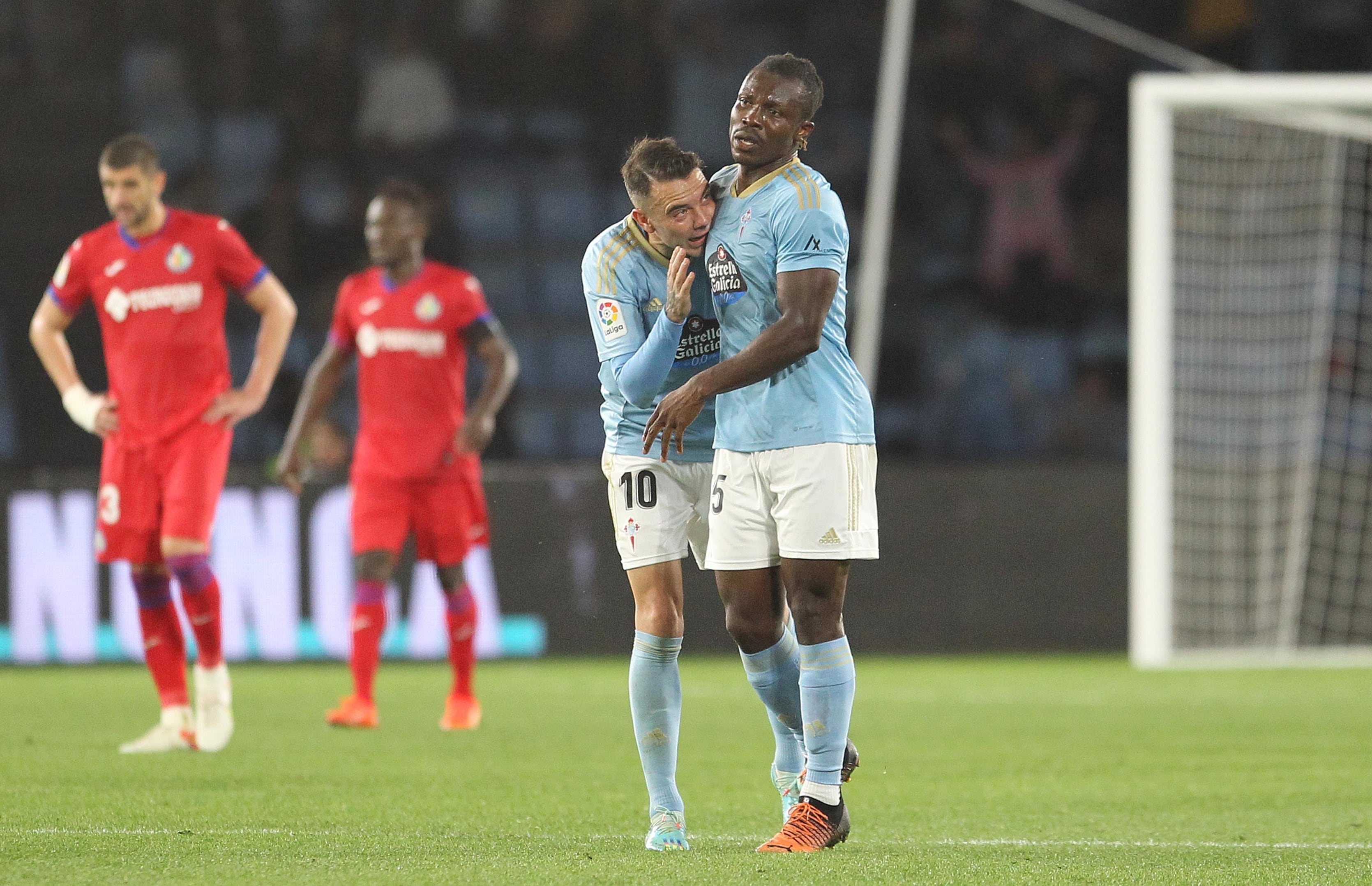 VIGO, 24/10/2022.- Los jugadores del Celta, Iago Aspas (i) y el ghanés Joseph Aidoo, celebran el primer gol del equipo gallego durante el encuentro correspondiente a la jornada once de primera división que han disputado hoy lunes frente al Getafe en el estadio de Balaidos, en Vigo. EFE/Salvador Sas.
