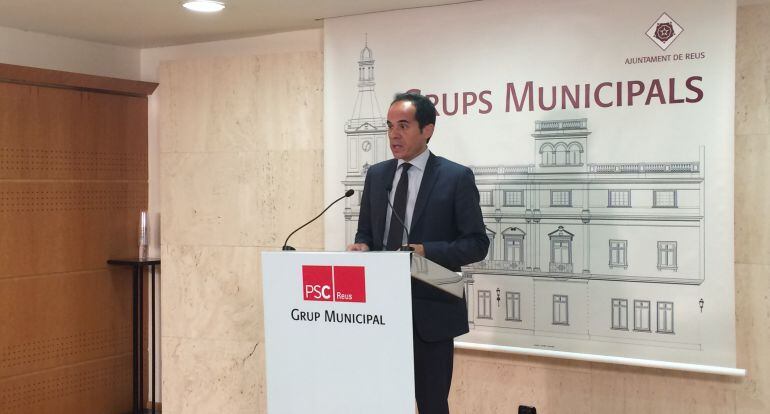 Francesc Vallès, explicant la possició del PSC davant el plec de mesures que pensa tirar endavant el govern. 