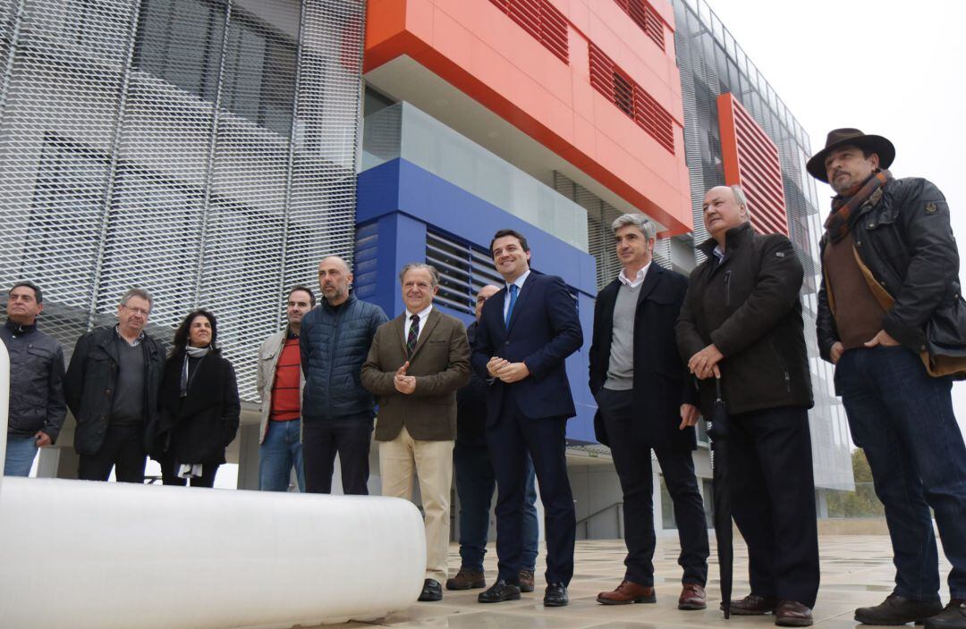 El alcalde, José María Bellido  y Salvador Fuente con el equipo técnico de la Gerencia de Urbanismo que ha ejecutado esta obra 