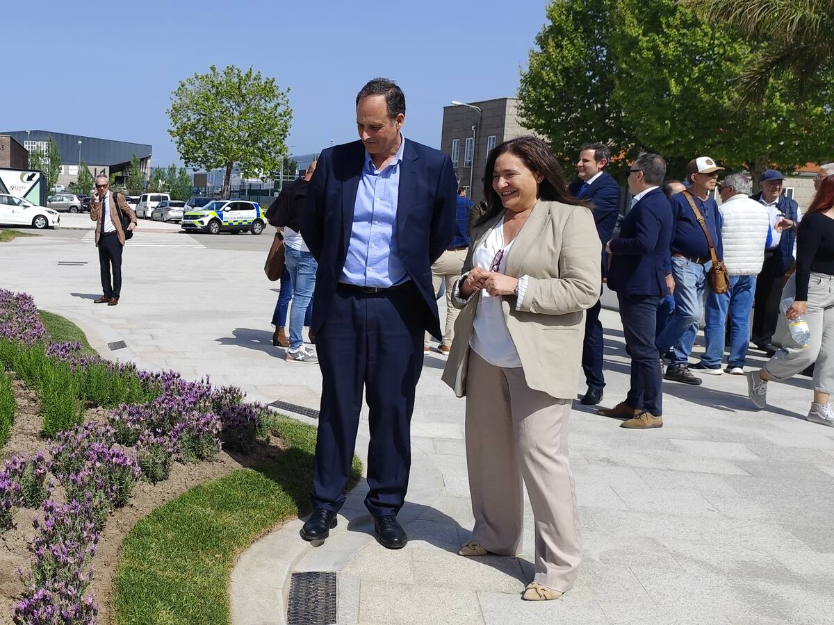 Bouzas estrena un paseo "ondulado" que integra el puerto en la villa