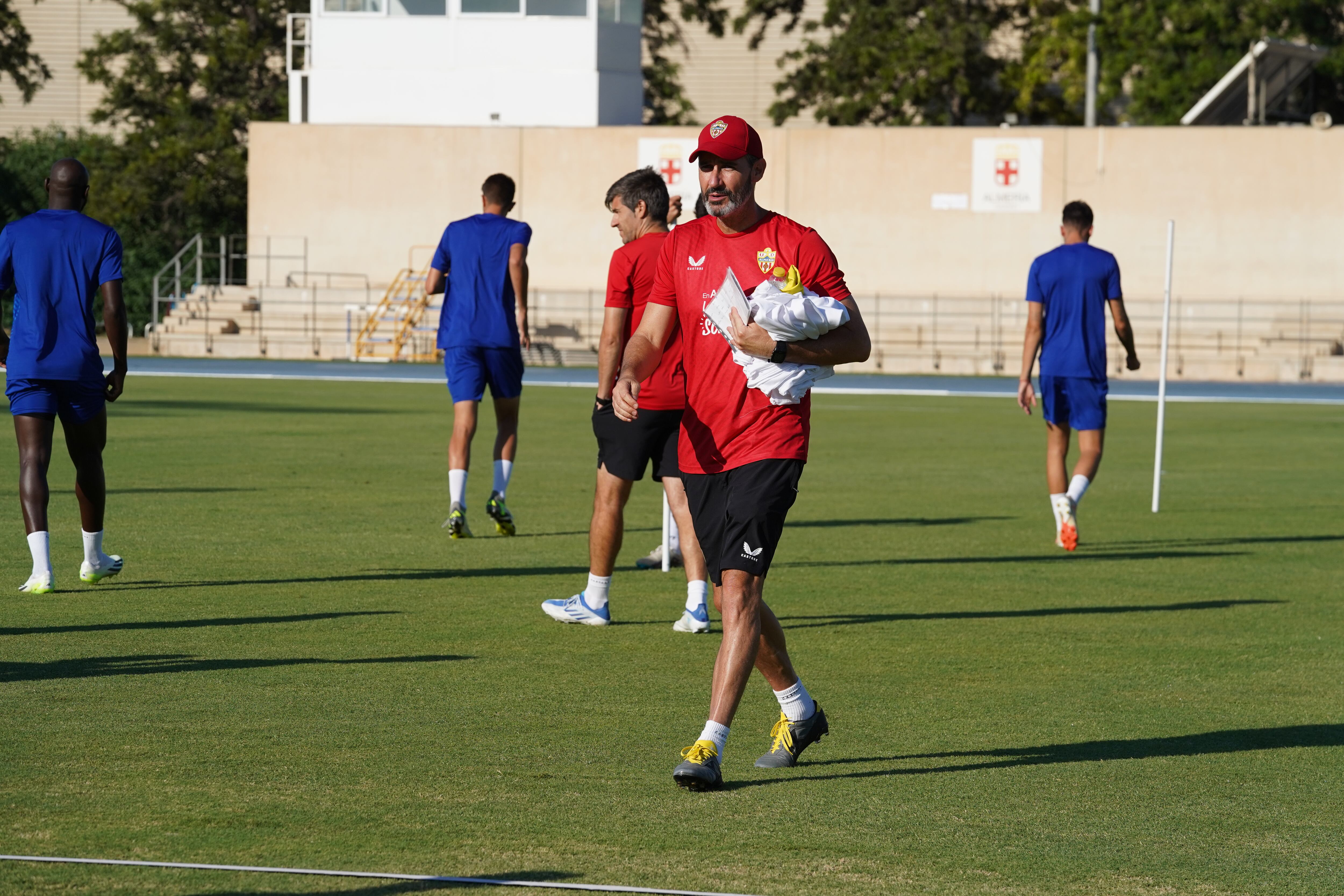 Vicente Moreno y un partido marcado en rojo ante el Cádiz.