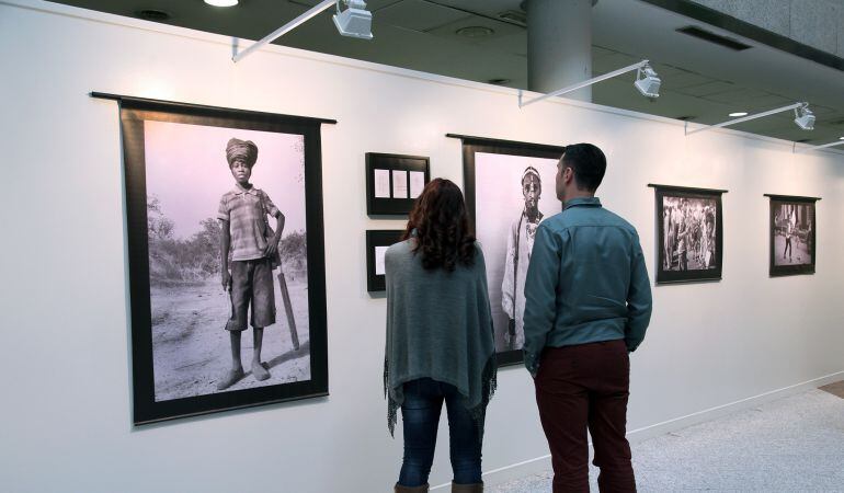 Los retratos en blanco y negro de Luis Sierra en el Patio de Encuentros de la casa consistorial alcobendense forma parte de la amplia oferta de exposiciones locales