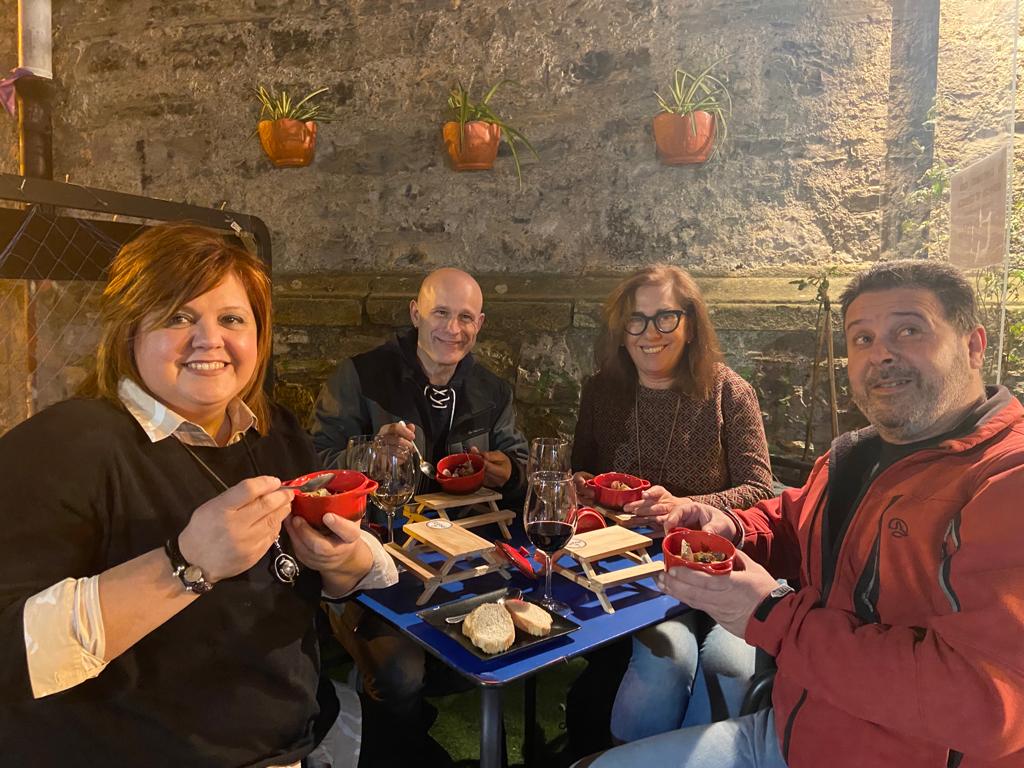 Mireia, en buena compañía, degusta una de las cazuelitas a concurso en Ermua