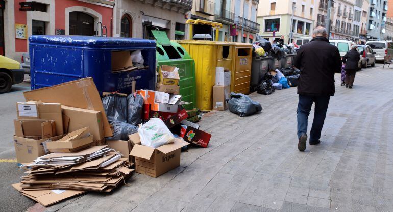 Els residus a prop dels contenidors es comencen a acumular.