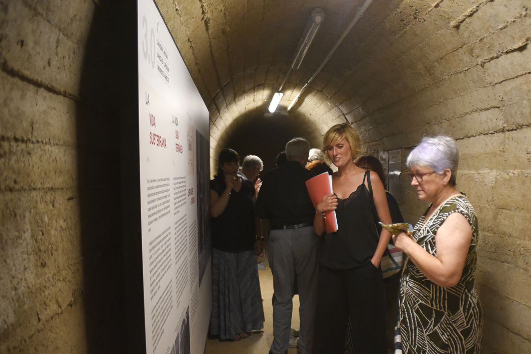 La concejala de Cultura y Memoria Democrática del Ayuntamiento de Castellón, Verónica Ruiz, en el refugio antiaéreo de Tetuán.