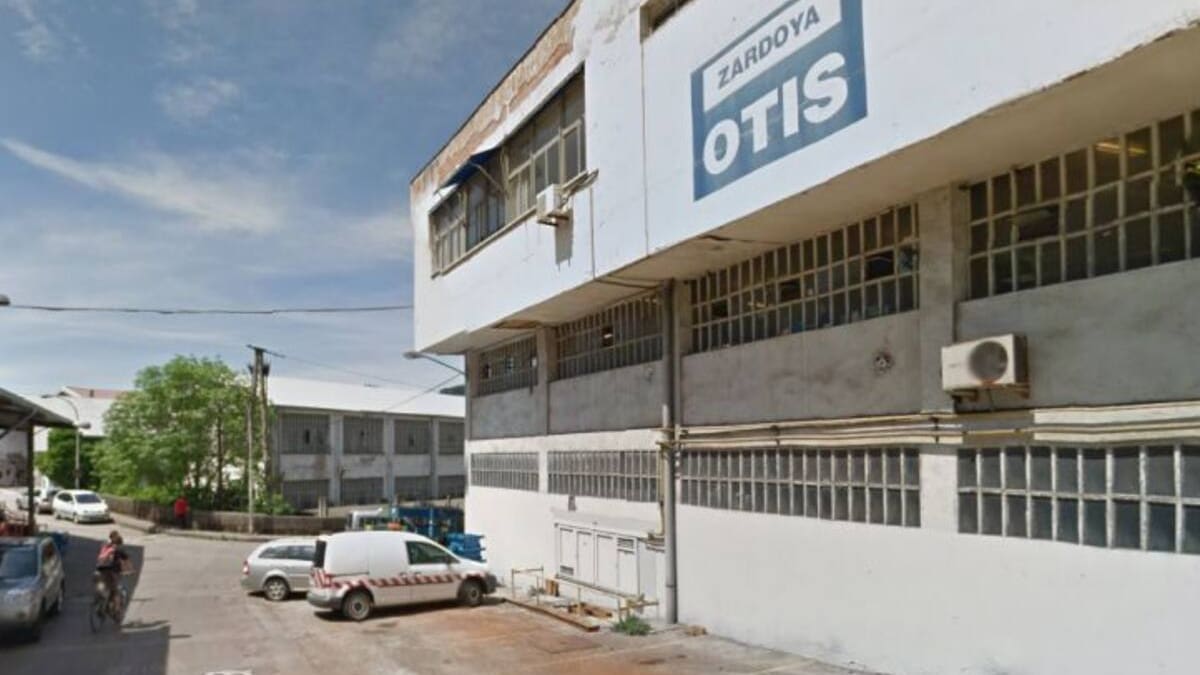 San Sebastián acelera el derribo de los pabellones okupados de la antigua fábrica de Zardoya en Jolastokieta