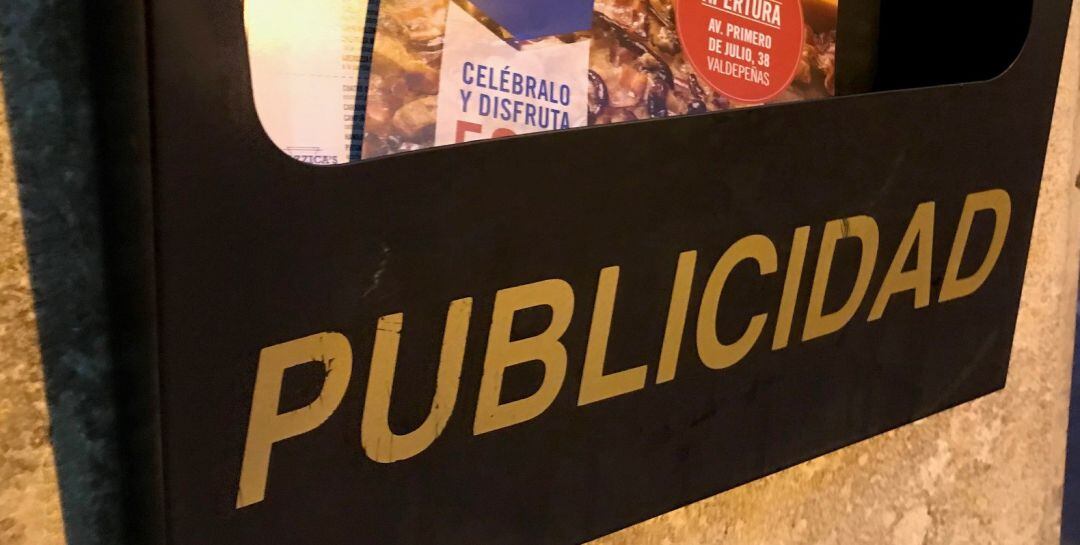 Buzón de publicidad en uno de los bloques de vivienda de Valdepeñas (Ciudad Real) 