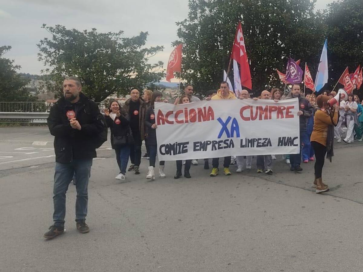 El personal de limpieza del CHUAC se concentra por una subida de salario y reducción de jornada