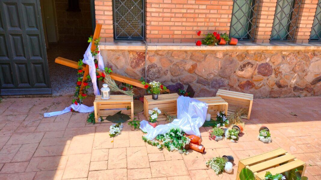 Cruz de Mayo destrozada en la parroquia de San Antonio de Padua