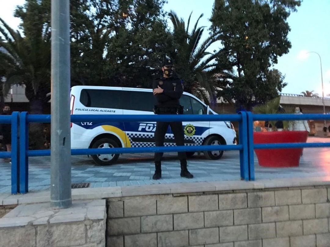 Agente de la unidad FOX de la Policía Local de Alicante