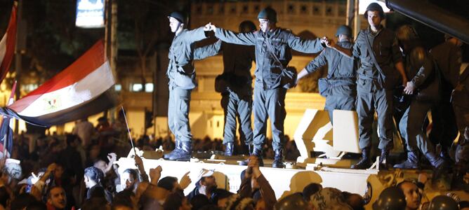 Miembros de la Guardia Republicana protegen el palacio presidencial de los manifestantes que protestan contra Mursi.