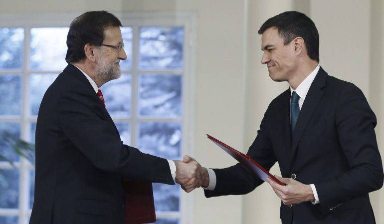 Mariano Rajoy y Pedro Sánchez, durante la firma de su primer pacto de Estado, el "Acuerdo para afianzar la unidad en defensa de las libertades y en la lucha contra el terrorismo"