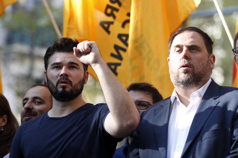 Gabriel Rufian i Oriol Junqueras canten 'Els Segadors' durant l'ofrena floral al monument de Casanova