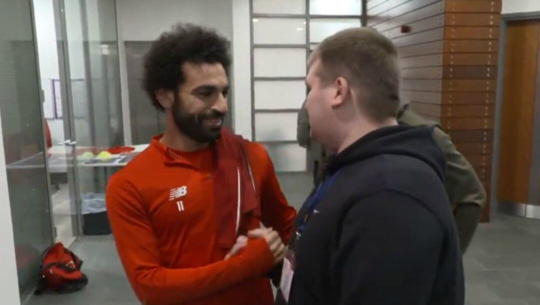 Mohamed Salah junto al aficionado invidente visitando las instalaciones de Melwood, donde entrena el primer equipo del Liverpool.