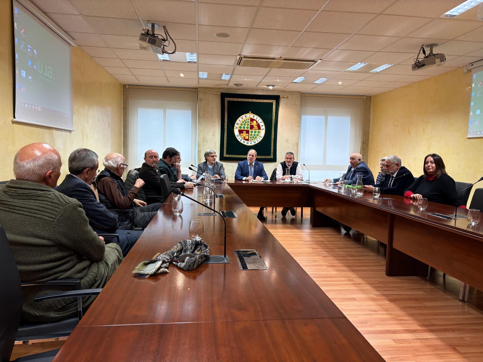 Imagen de la reunión de la Plataforma Ciudadana en defensa de la UJA con el rector, Nicolás Ruiz.