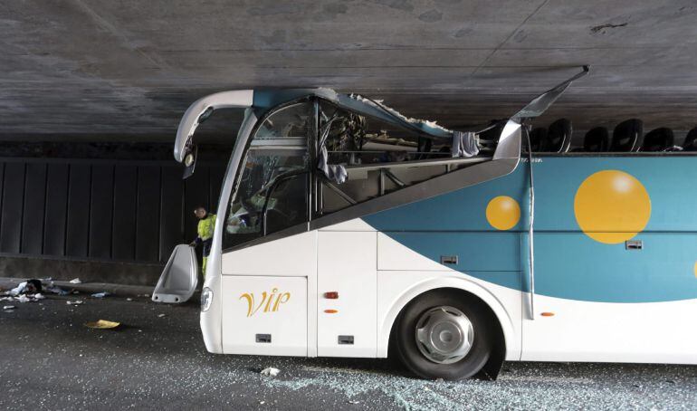 Restos del autobús que transportaba cerca de sesenta estudiantes españoles de Bilbao a Amsterdam que se empotró en un túnel demasiado bajo de Lille.