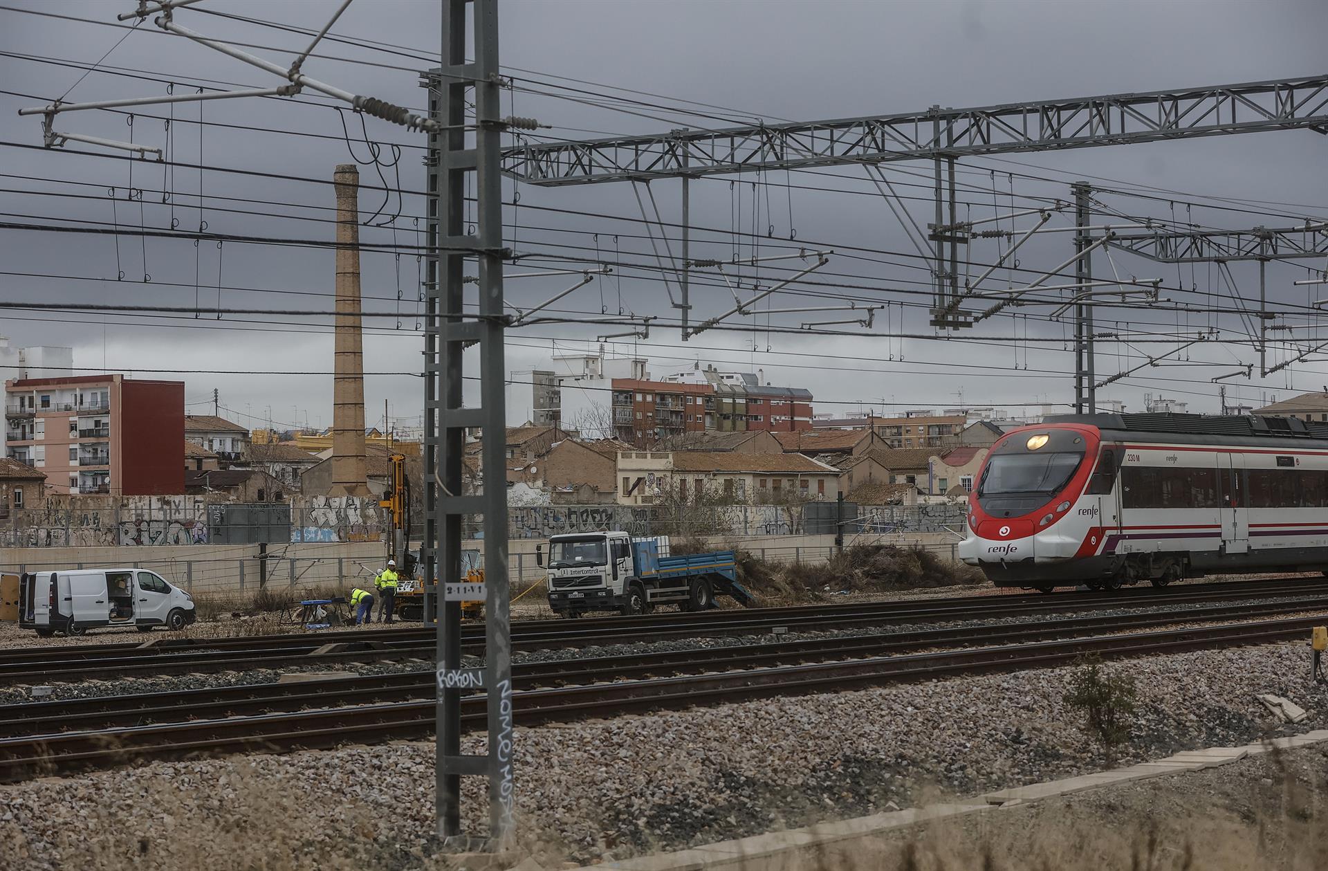 Operarios trabajan en la zona del proyecto del Canal de Acceso y la remodelación integral de la estación de Joaquín Sorolla