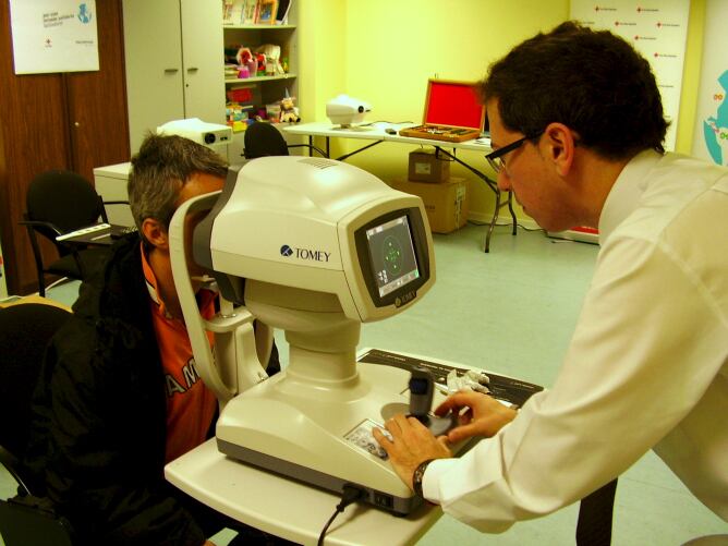 Un óptico examina la vista de un paciente en las instalaciones de Cruz Roja en Valladolid