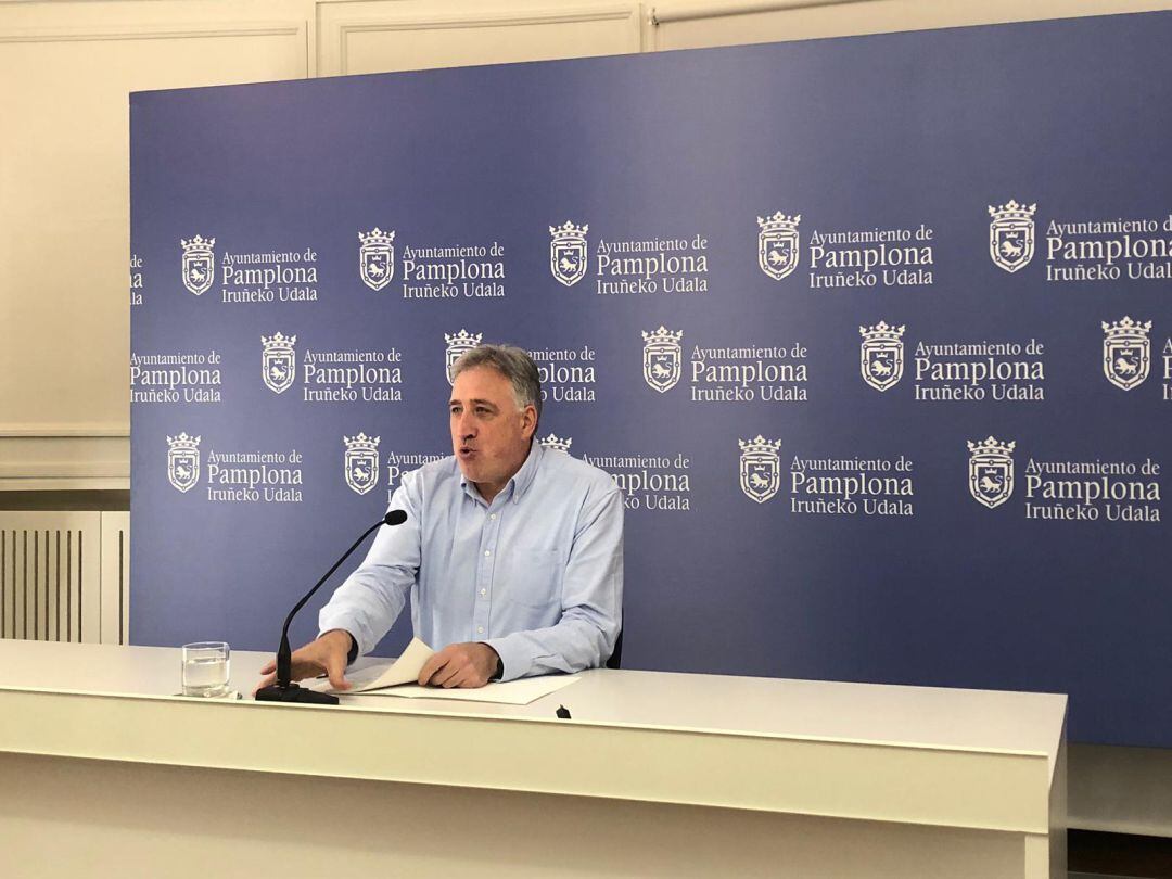 El alcalde de Pamplona, Joseba Asirón, analizando el resultado del pleno municipal sobre presupuestos