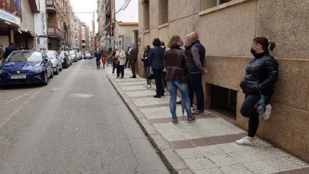 Personas aguardando su turno para someterse al cribado masivo el viernes 9 de abril