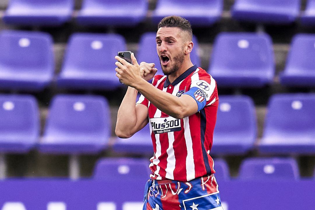 Koke celebra el campeonato de Liga en el césped del José Zorrilla