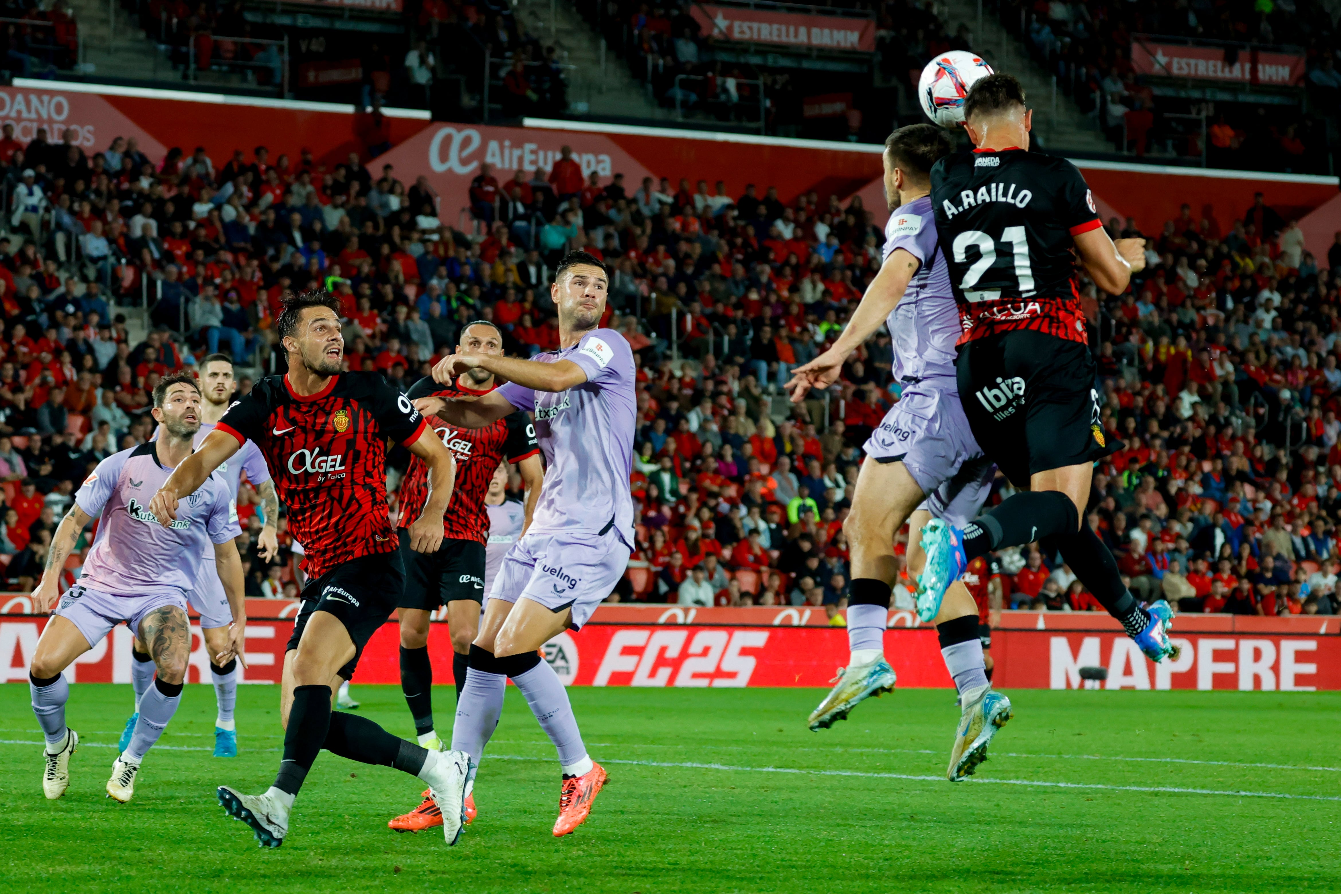 PALMA DE MALLORCA, 28/10/2024.- El defensa del Mallorca, Antonio Raillo (d), disputa el balón ante el defensor del Athletic Club durante el encuentro correspondiente a la jornada 11 de Laliga EA Sports que disputan hoy lunes Mallorca y Athletic Club en el estadio de Son Moix, en la capital balear. EFE/CATI CLADERA.