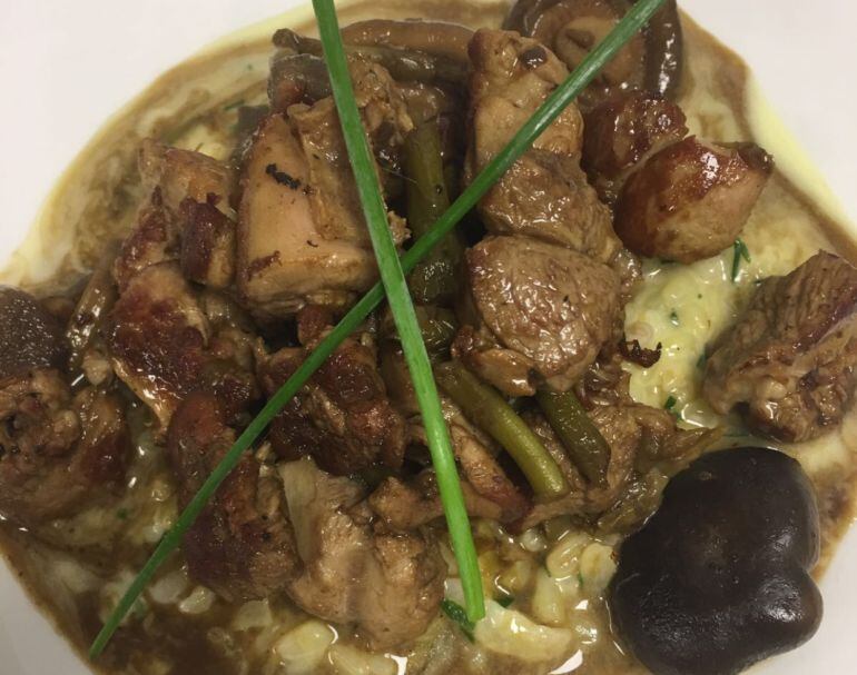 Ragout de cordero lechal con setas y ajetes sobre risotto de trigo y queso Valdeón