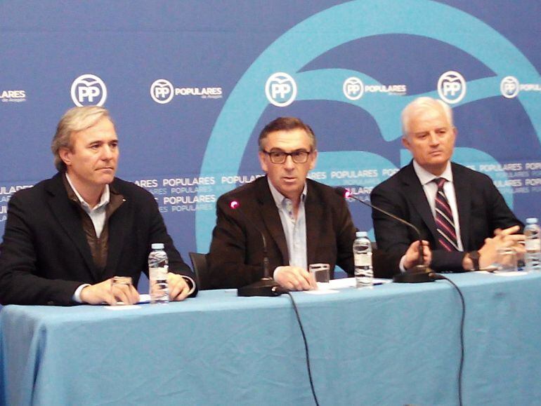 De izquierda a derecha, Jorge Azcón, Luis María Beamonte y Eloy Suárez, tras el Comité Ejecutivo Provincial