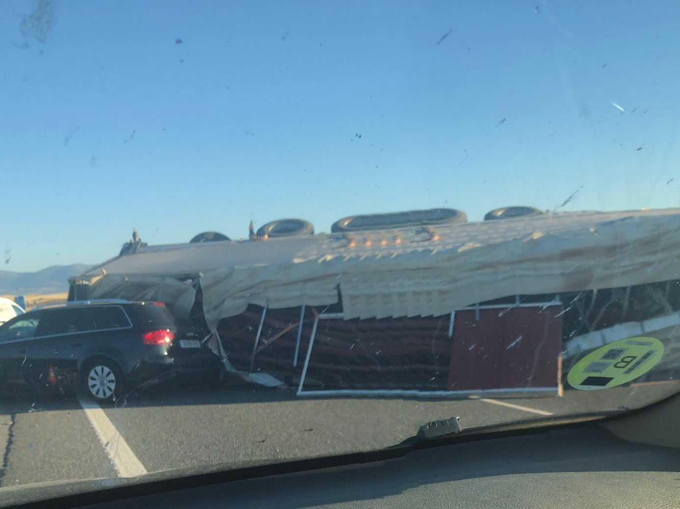 Aparatoso accidente tras el vuelco de un camión en la Autovía de Pinares