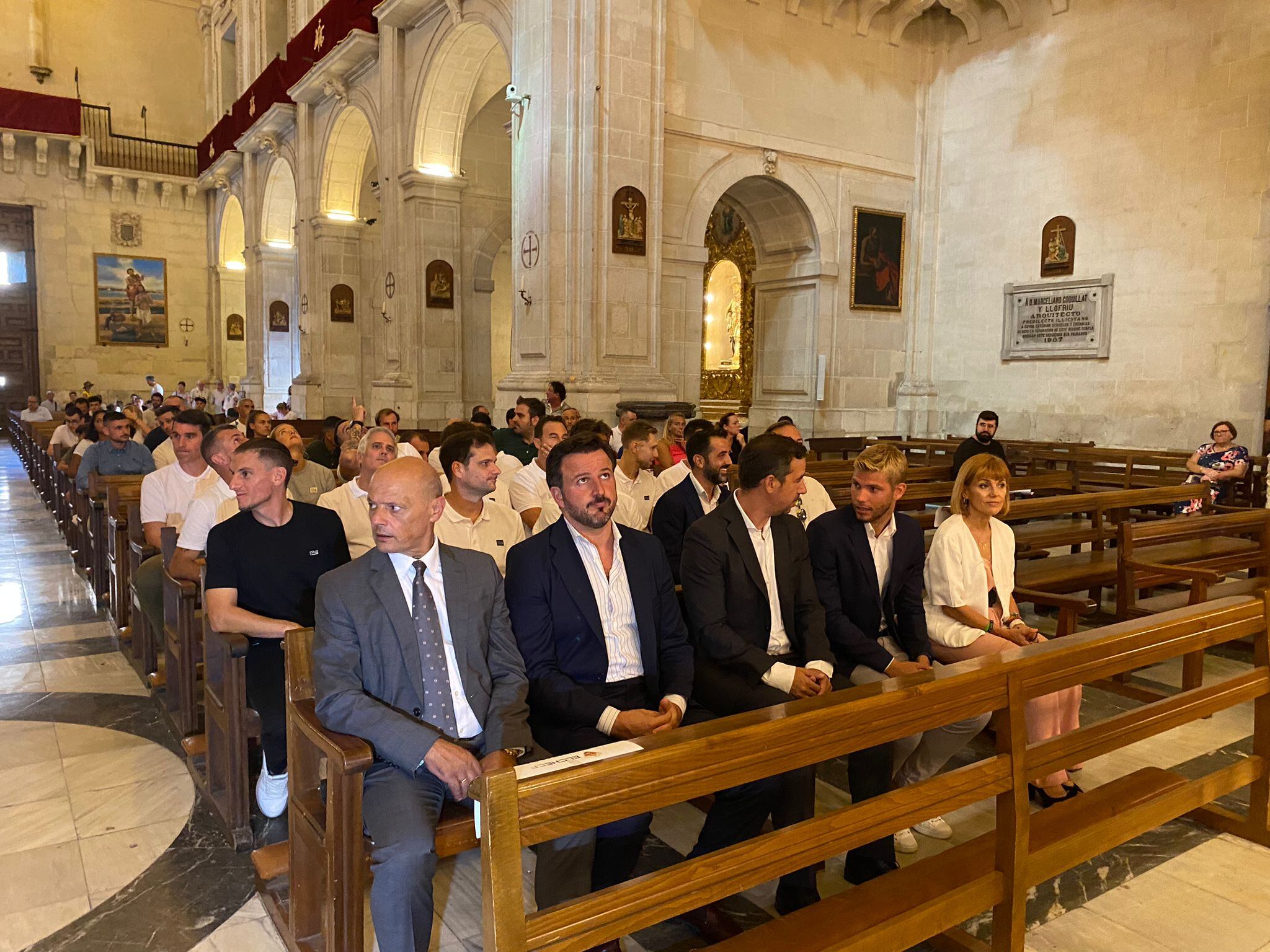 Un momento del oficio religioso en la Basílica de Santa María de Elche